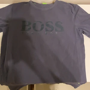Hugo boss tröja, kommer inte till användning mer😊 - Mörk grå/svart. Väldig skönt material 
