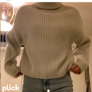 Stickad tröja - Jättemysig stickad tröja från h&m, storlek xs men skulle säga att den passar xs-m, köparen står för frakten 