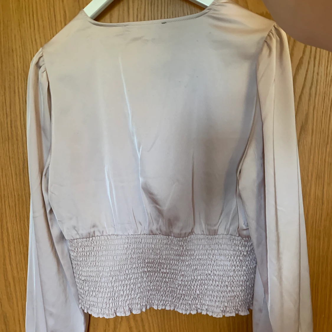 Söt blus i silke från bikbok - 91