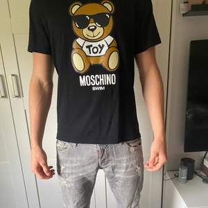 T shirt från MOSCHINO str M COND 9/10 ny pris runt 1500kr om några frågor hör av er vid intresse får me tags med tröjan 