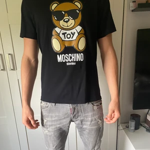 Moschino  - T shirt från MOSCHINO str M COND 9/10 ny pris runt 1500kr om några frågor hör av er vid intresse får me tags med tröjan 