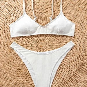 Bikini - Säljer en super fin vit bikini från shein, endast provad! Storlek M men lite liten i storleken så passar även S. Fler bilder går att fixa. 70kr+frakt🌸🌸