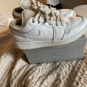 Jordan 1 low - Säljer mina älskade Jordan 1 low som jag inte får användning av längre, skorna är använda och fortfarande i väldigt fint skick, lite smutsiga men det går att tvätta enkelt då det är läder, tyvärr ingen skokartong kvar eller kvitto. Pris går att diskuteras och det blir budgivning ifall fler är intresserade