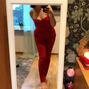 BYXDRESS - En nästan helt oanvänd röd byxdress i storlek 34 (XS) från Amisu. Byxdressen är i nyskick, har alltså inga skador eller missfärgningar. Den har en fin passform men tyvärr har jag aldrig hittat rätt läge att använda den.