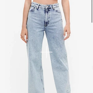 Monki Yoko Jeans  - Använda men i väldigt bra skick! Strl 25 i färgen light blue. Fråga efter mer bilder! 