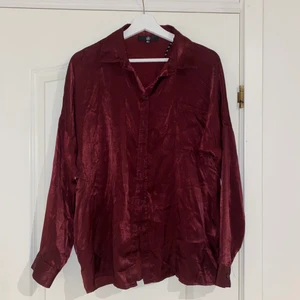 Vintage feel siden skjorta stl.36 - Siden skjorta i oxblodsröd med en vintage feel från PLT. Skjortan är i stl.36 men är oversize, så funkar på fler storlekar beroende på hur du vill styla den!🤍