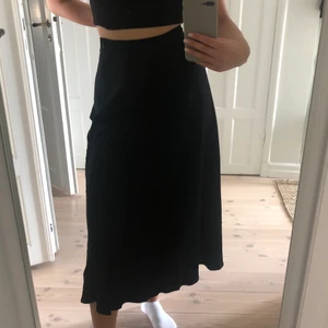 Midikjol med satin - Kjol som är lite använd, bra skick.  Materialet är i satin, glansigt. Kan komma överens om ett pris för leverans💞