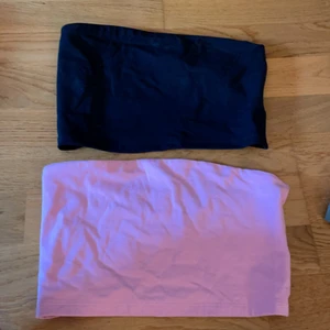Bandeautoppar - En svart och en rosa. S i båda men funkar till xs också. Finns som gummiband i de som håller upp toppen, se bild 2. 20kr/st ❗️den rosa såld❗️