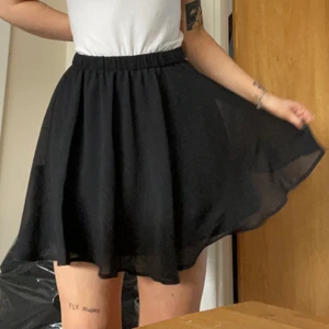 pamela reif x nakd kjol - superfin tyllkjol från nakd som tyvärr var lite stor för mig i midjan 💔 endast provad, nypris 429kr!