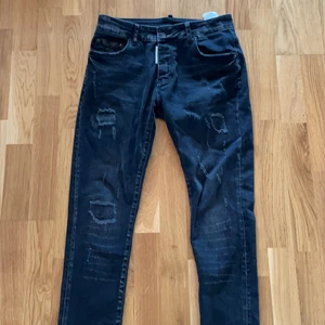 Dsquared2 Jeans (oanvända)  - Byxorna passar ganska smala personer som väger runt 55kg själv så passar dom inte mig därför dom inte används dom är tyvärr falska också men säljer dem för 300kr 