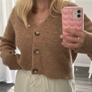 Kofta - Säljer denna fina koftan köpt från Bikbok! OBS! Det är min spegel som är fläckig. Tröjan är väl använd vilket syns på tyget, men är fortfarande väldigt fin! Den har en tendens att stickas lite lite. Köparen betalar för frakten, katt finns i hem 🏠 