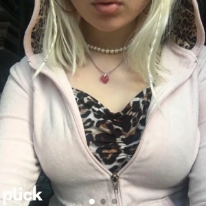 Söt zip💖 - Jätte söt rosa zip tröja med söta detaljer och leopard luva. Ärmarna slutar vid handlederna 