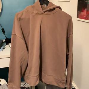 Jättefin brun zara hoodie som tyvärr är för stor för mig. aldrig använd, köpt för 250, säljer för 125 kronor.