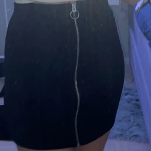 Kjol - Jätte mjukt kjol som har en dragkedja. Väldig enkel men jätte fin att klä upp. Frakten tillkommer