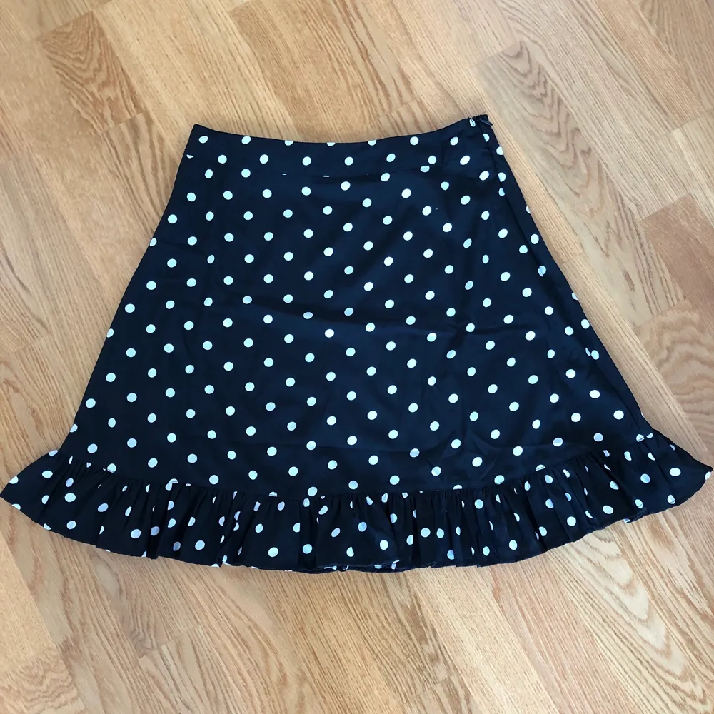 Säljer denna helt nya prickiga kjol från NA-KD, säljer då jag inte fått någon användning av den och känner att någon annan kan få användning av den istället. Frakt tillkommer . Kjolar.