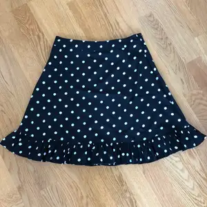 Säljer denna helt nya prickiga kjol från NA-KD, säljer då jag inte fått någon användning av den och känner att någon annan kan få användning av den istället. Frakt tillkommer 