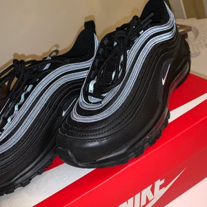 HELT OANVÄNDA SVARTA NIKE AIR MAX 97  - Storlek 38! Super fina och helt oanvända! Köpte de för 1,900kr säljer för 800kr! Köparen står för frakten! 🖤