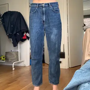 Weekday jeans storlek 29/28, modell Meg och färg win blue. Använda och en liten fläck som syns på första och andra bilden men annars i bra skick. Frakt tillkommer (varierar beroende på hur mycket paketet väger) men kan mötas upp i Göteborg💕💕