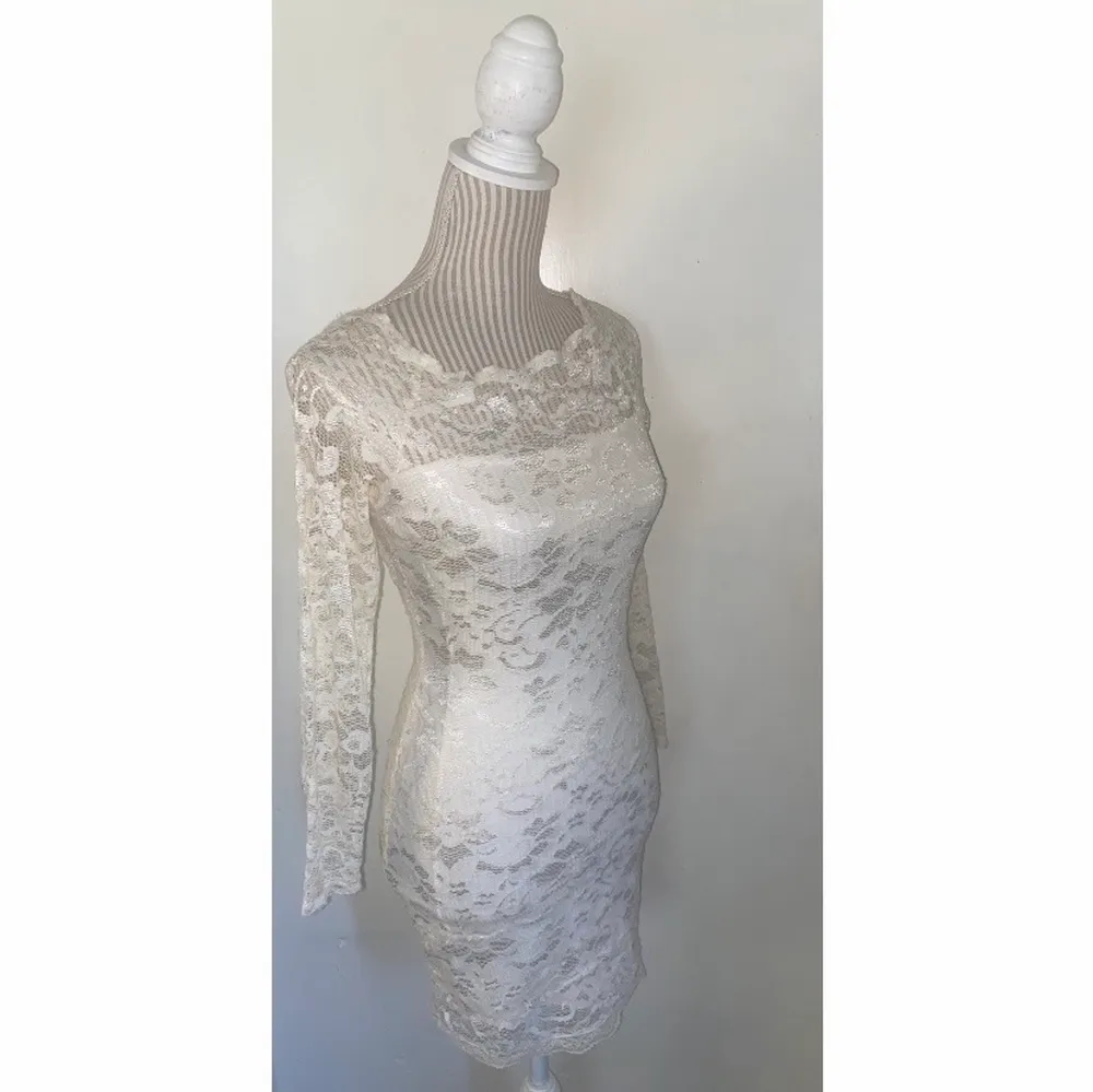 En vit klänning med spets ärmar 💗i Stl 36/Small av märket Model Bahvior från Bubbelroom💗andvänd endast 1 gång på min skolavslutning så den är som ny 💗det jag gillade med den var att underklänningen satt väldigt bra och man kan välja själv om man vill ha off shoulder eller inte🥰💗. Klänningar.