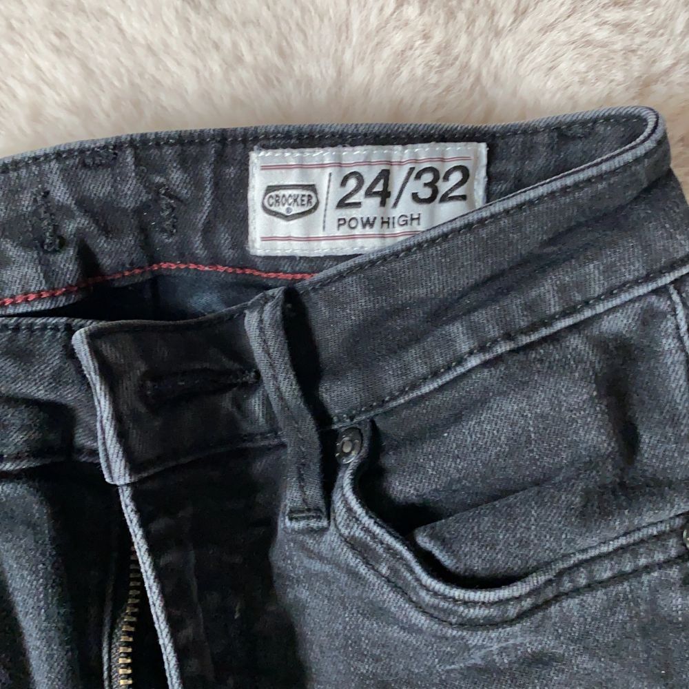 Jeans från Crocker i modellen Pow high, jättefin svart/mörkgrå färg <3 Storlek W24 L32 ~ xxs Frakt tillkommer 💛. Jeans & Byxor.