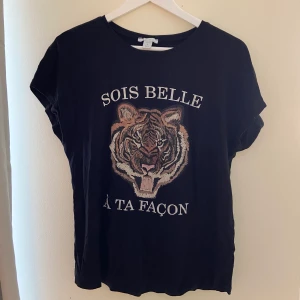 T-shirt - En helt vanlig t-shirt med tryck. Säljes pga att jag har två dubbletter av samma t-shirt. (ber om ursäkt för smutsig spegel😅)