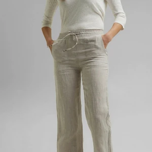 Linnebyxor - Intressekoll på mina linnebyxor från esprit som är i bra skick! De är långa och lägger sig över skorna på mig som är 170 cm. Slutsålda och kostar 699 nya☺️