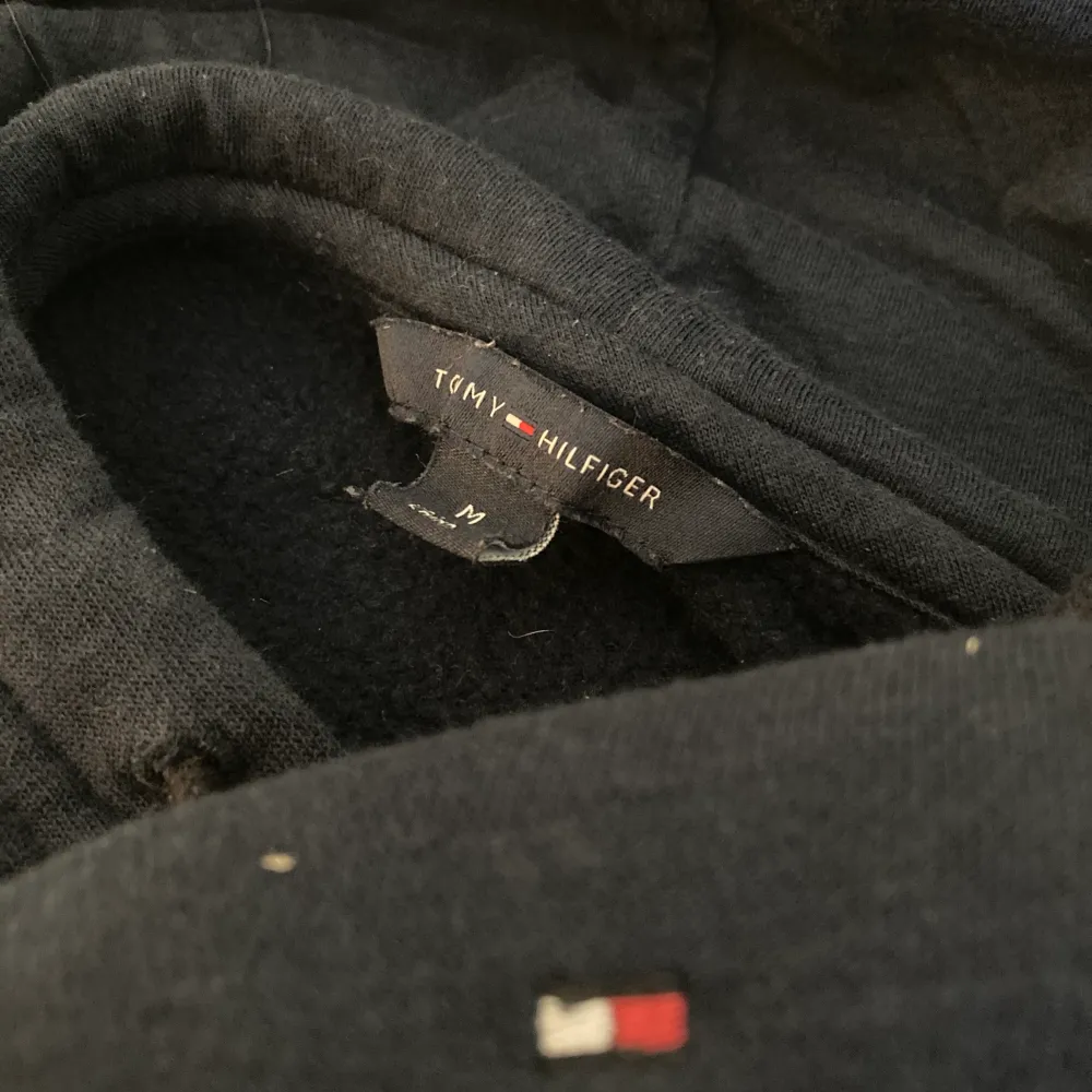 Jättemysig hoodie är nästan helt ny, andvänd kanske 2 gånger max. finns tyvärr ett litet hål vid  högra sömmen men det syns knabbt. Annars är tröjan i nyskick👍🏻👍🏻  köparen betalar frakt.. Hoodies.