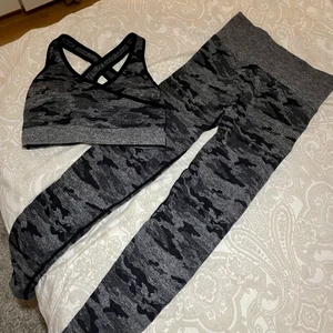 Träningsset - Träningstights och matchande sport-bh i storlek S🤍 sååå sköna och tightsen har scrunch på rumpan! 100kr+frakt 