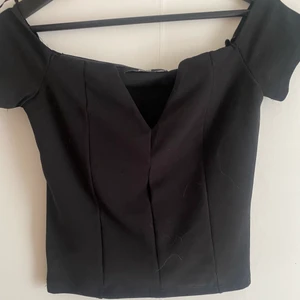 Topp - Off shoulder med bygel i mitten för snygg passform. Köparen står för frakten 🌺 