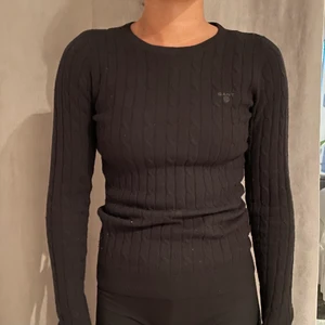 GANT - Kavelstickad tröja från Gant. Knappt använd. Storlek XS. Nypris 1300kr. 
