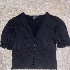Svart blus från Monki - Svart blus med knappar från Monki, strl XS