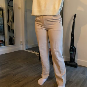 Kostymbyxor - Hjälper min tjej att sälja av lite av sina byxor! Dessa är ett par beiga kostymbyxor från NAKD som är köpta för 500. Storlek 36! 