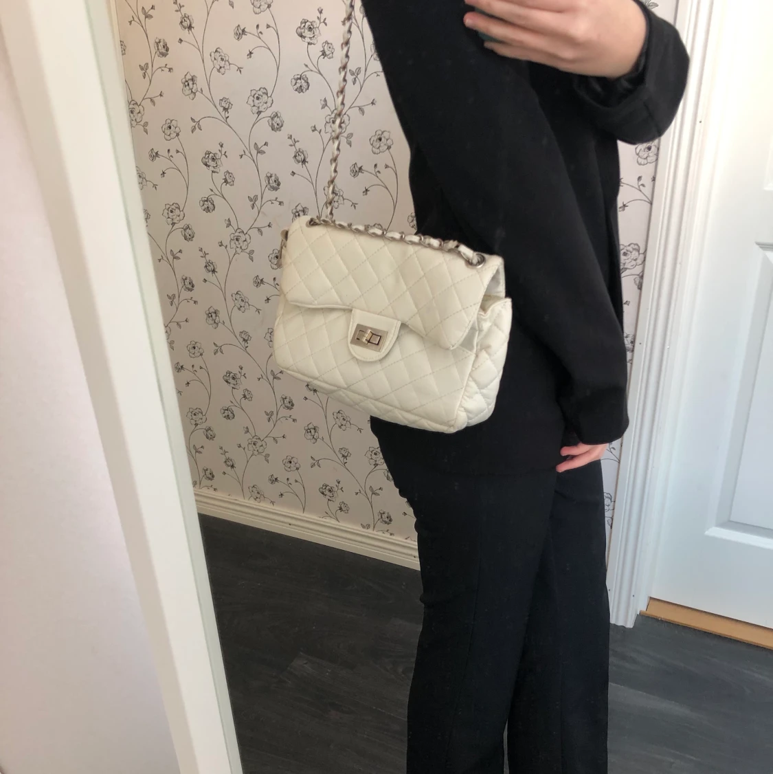 Vit väska med silverkedja 