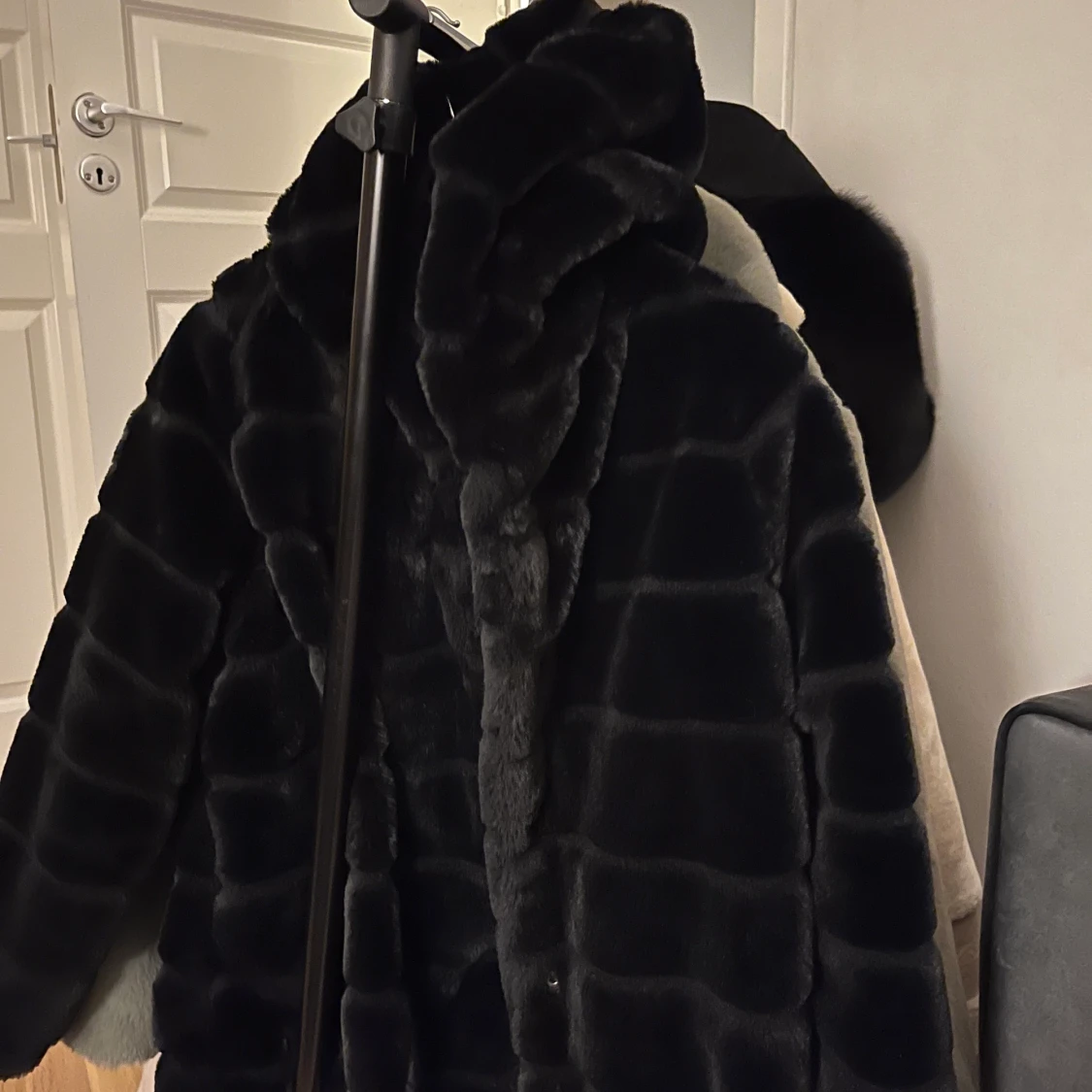 Svart pälsjacka med stor huva