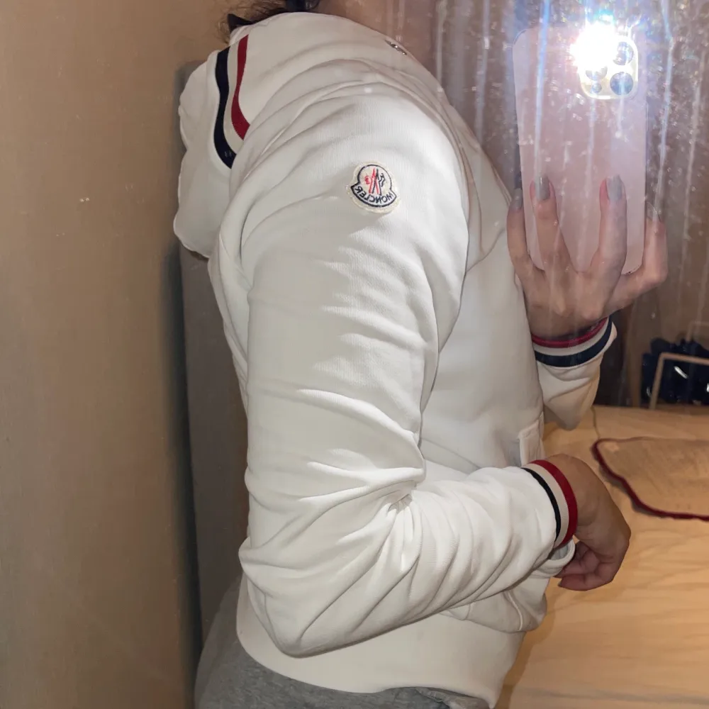 Superfin Äkta vit moncler kofta, herr modell men passar tjejer också!! Kvitto finns. köpt i Room1006 för 4799kr. Tröjor & Koftor.