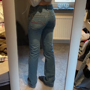 Midrise bootcut jeans - Säljer dessa låg/medelhöga raka/bootcut jeans💋💋💋de är så snygga! Snygga fickor, knapp, sömmar, allt!!! Lite uppsprättade vid gylfen (går lätt att fixa), därav priset! Inget som syns när man har dem på sig dock! Sparsamt använda dvs jättefint skick! Köpare står för ev. frakt💘