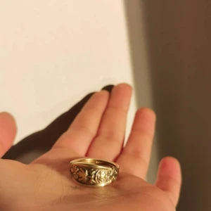 Guldfärgad sked ring, snycken, ring - Har 4 av dessa skedar och kan göra en custom ring efter den storlwk du begär, ringarna rostar int och färgar ej av sig på huden, ringen är storlek 10 dv diameter är 19mm o  omkrets 6 cm