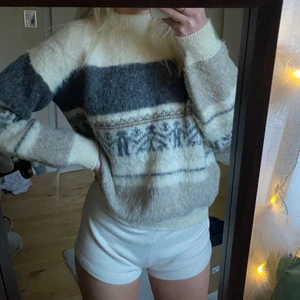 Stickad tröja - Jättefin och mysig stickad ull tröja, fått för ett par år sen så vet ej vart den är ifrån! Väldigt varm och mysig till vintern. Om du vill ha spårbar frakt får du stå för den själv annars är frakten gratis!🥰 STÅR DET INTE ”SÅLD” PÅ ANNONSEN FINNS DEN FORTFARANDE KVAR!!