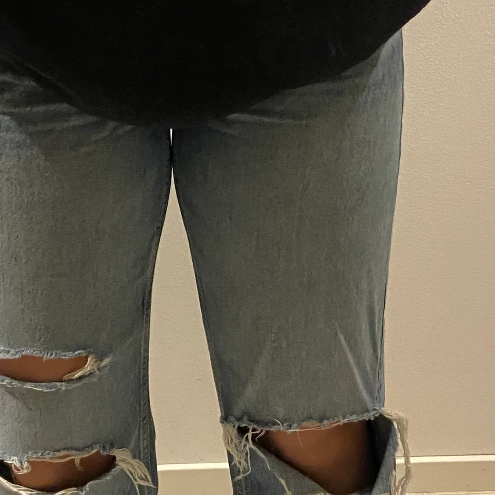 Jättefina jeans från Gina. Dem är använda men fortfarande i ett fint skick! . Jeans & Byxor.