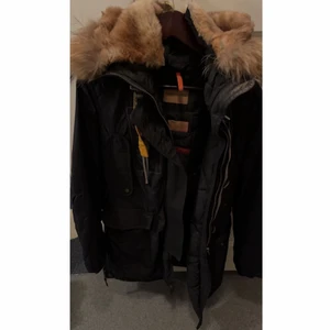 Parajumper jacka  - Parajumper jacka i strl S men passar xs-m, använd fåtal gånger så bra skick! Pris kan diskuteras. Skriv privat för fler bilder💕💕💕