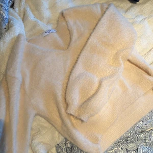 Mjuk stickad tröja - Sååå mjuk och skön v ringad stickad tröja från NAKD. Köpt förra året och kommer inte till så mycket använding längre. I väldigt fint skick💖