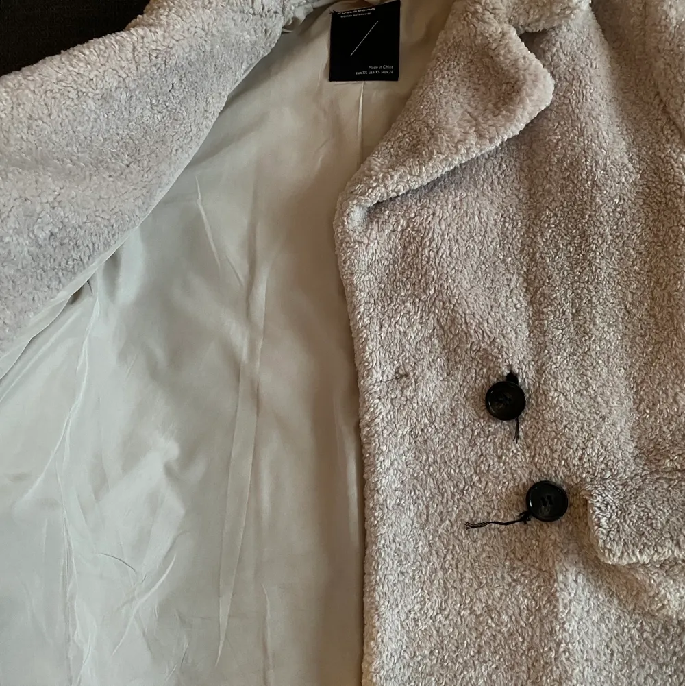 Teddy jacket in beige color from pull and bear size xs worn only a few times but still in good condition originally bought for 800kr . Jackor.