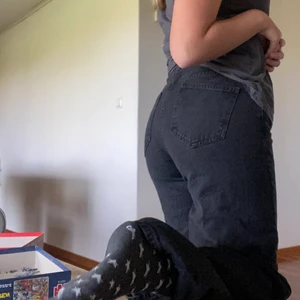 Svarta jeans NA-KD - Hej💞 Jag säljer mina jättefina svarta jeans ( extra wide). Dom är hyfsat använda men fortfarande i bra skick. Jag säljer dom för att dom är för långa☺️