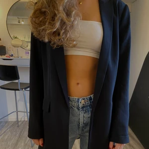 Svart kavaj - Svart kavaj i mycket fint skick. Jag är 165 cm 🥰 använd fåtal gånger