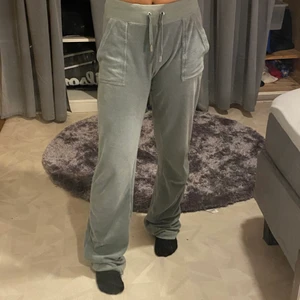 Juicy byxor - Säljer dessa super snygga gröna juicy byxorna!Skulle också kunna byta med ett par andra juicy byxor! Towelling materialet.