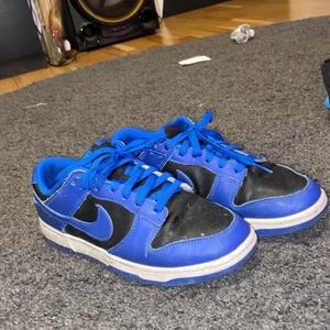 Nike dunk low cobat 2021 - Creasade och lite smutsiga kan rengöras innan skickas. Såklart äkta med låda kvar.   Pris: bud start pris 500.  Strl 42 önskas fler bilder eller mer info är de bara o skriva!