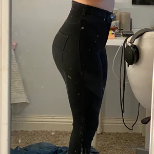 Svarta jeans  - Säljer dessa tighta svarta jeans i stretchig kvalite. Använt cirka 4-5 gånger. Supersköna men tyvärr lite för små. Storleken är Xs men passar även någon med storleken S. Sitter nästan bättre på S än XS. 