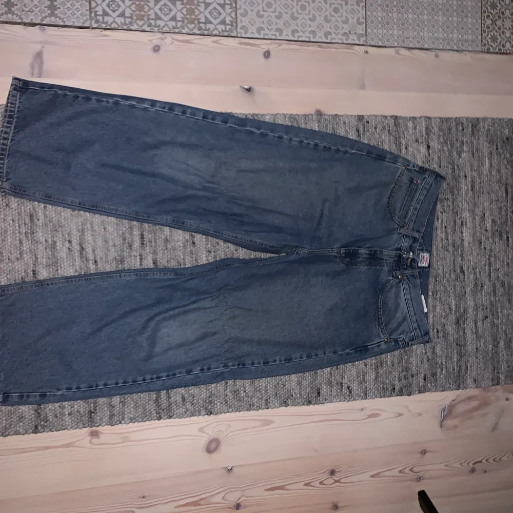 Exklusiva Lee x Weekday Jeans (breda) nypris: 800 Passar bra för nån från 170-180 cm. Jeans & Byxor.