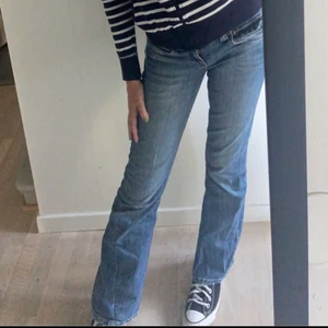 lågmidjade bootcutjeans!! - Nu säljer jag mina absoluta favroit-jeans pga att dem tyvärr blivit lite för små i midjan ❣️ lågmidjade och utsvängda, rosa detaljer ❤️‍🔥 DM:a för flera bilder + budgivning ifall många är intresserade!! Köparen står för frakt ❤️