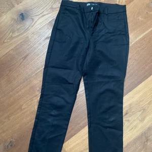 Zara kostym byxor storlek 36  - Nästan aldrig andvända svarta kostymbyxor från zara storlek 36. 